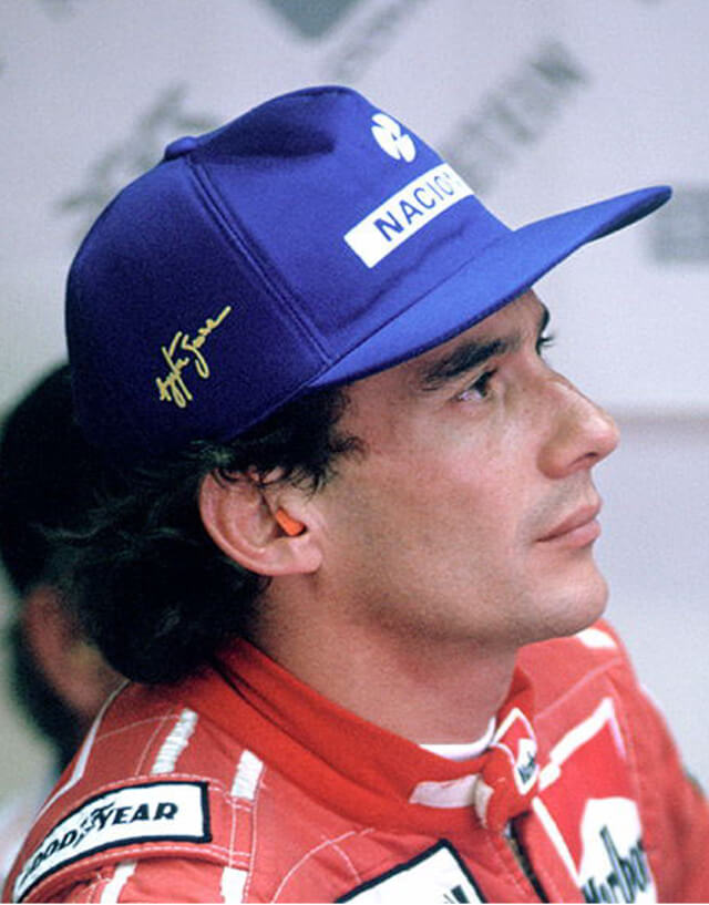 Ayrton Senna Usando Bone Nacional 