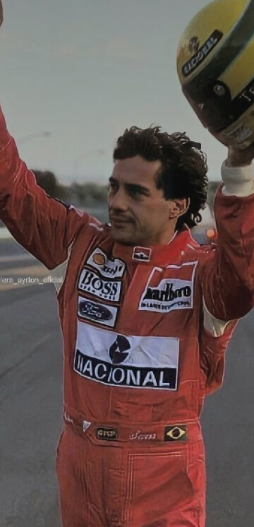 Ayrton Senna comemorando