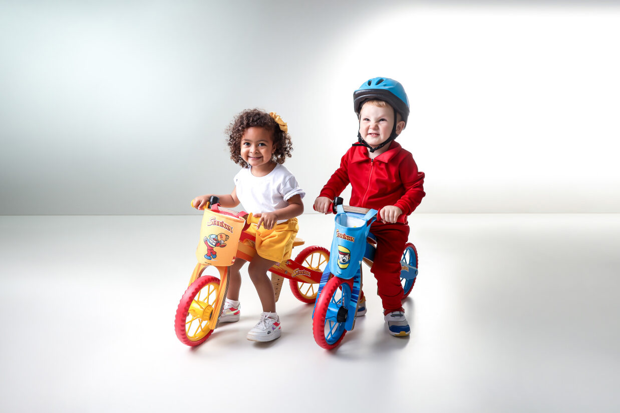 Duas crianças montadas em suas respectivas biciQuétinhas do Senninha.
