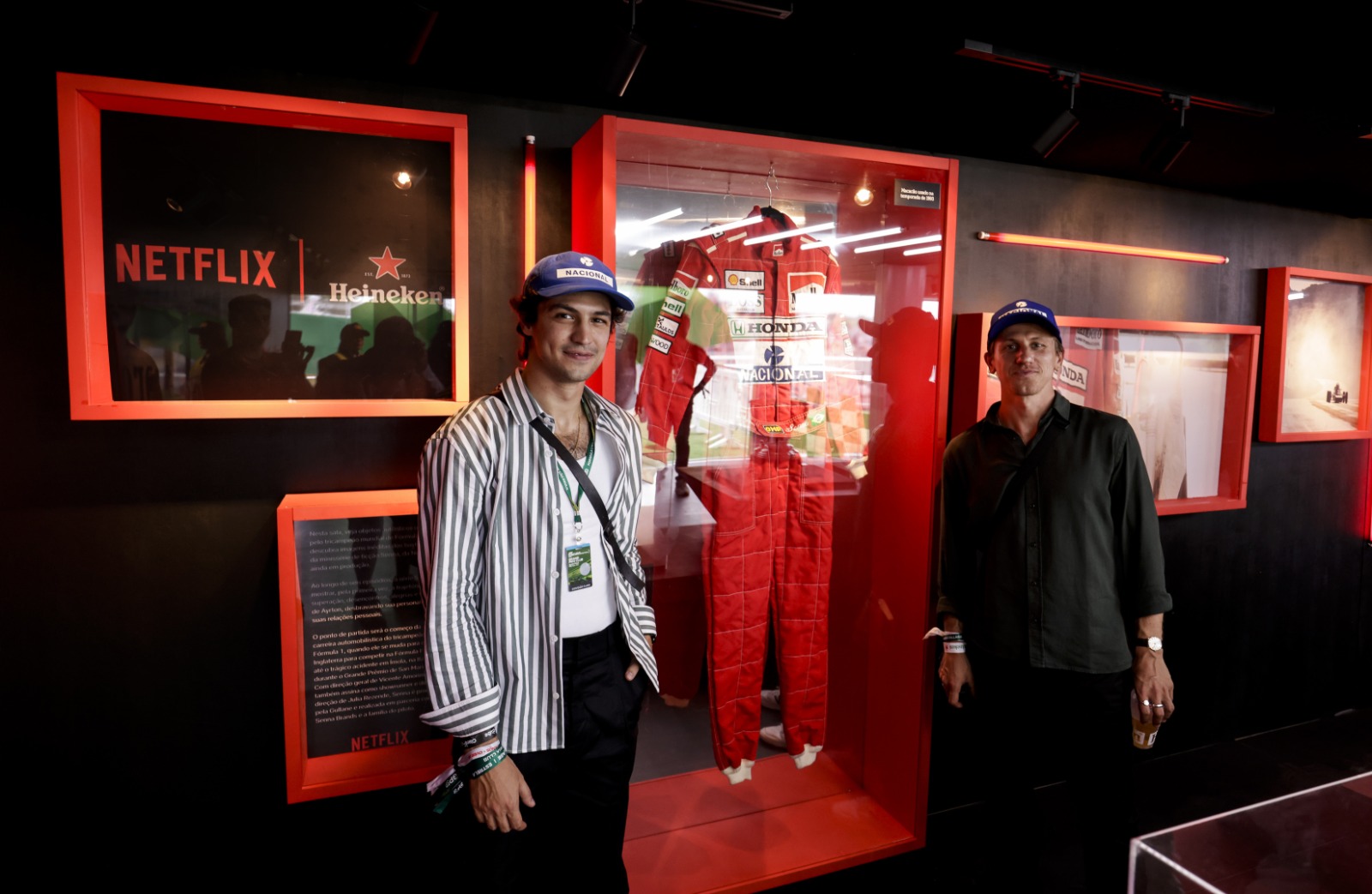 Atores Gabriel Leone e Matt Mella visitam exposição sobre Ayrton Senna no GP de São Paulo