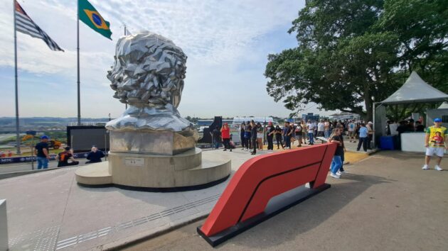 Busto Nosso Senna atrai fãs que estão em Interlagos para o GP de Fórmula 1