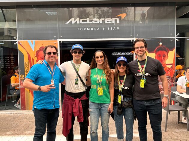 Equipe da Senna Brands e ator Gabriel Leone visitam paddock e estrutura da Mclaren em Interlagos