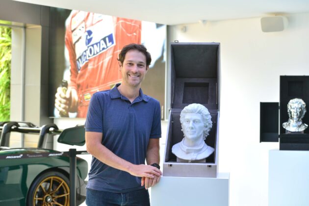 Bruno Senna e busto "Nosso Senna Collection"