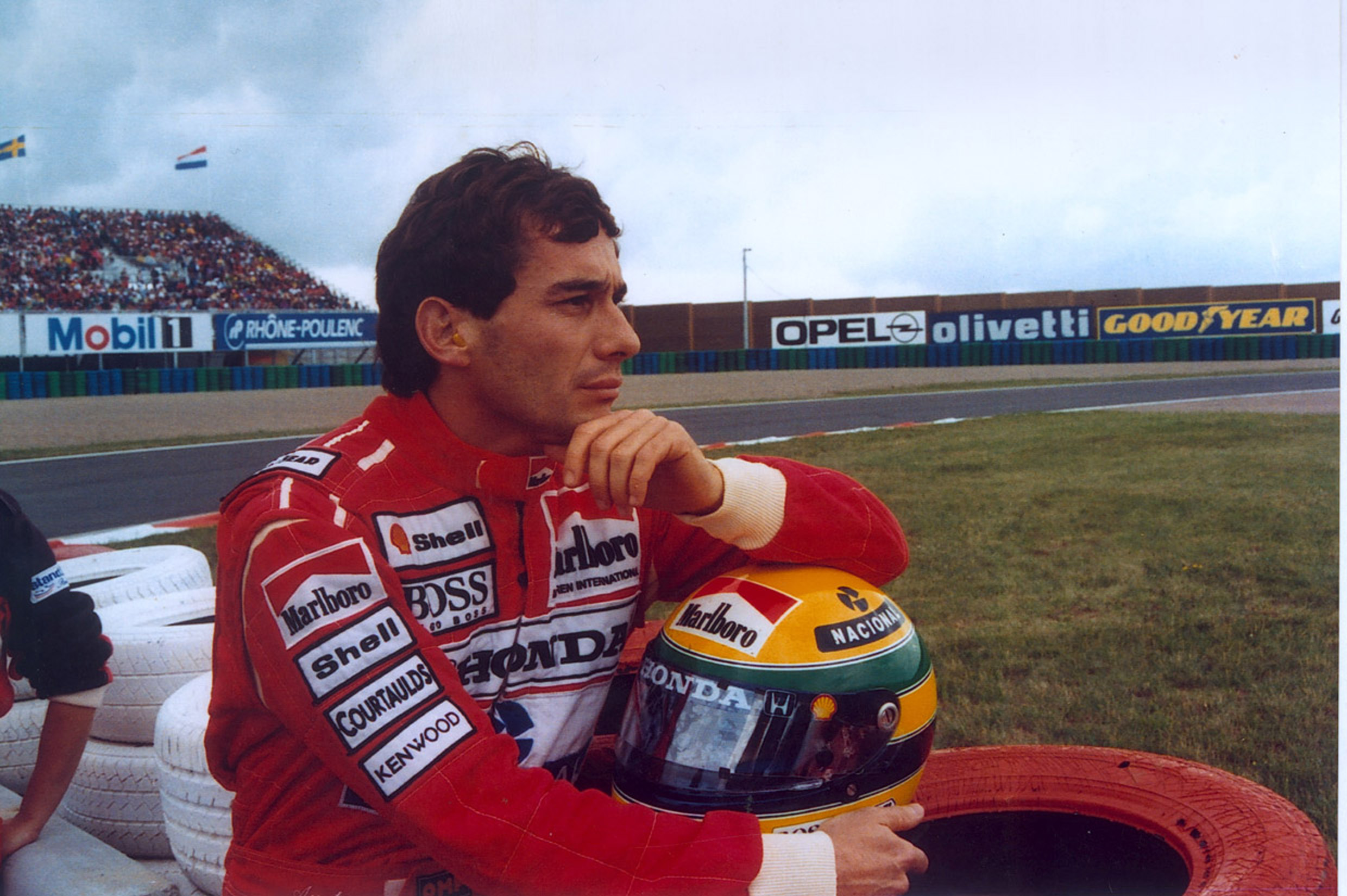 Ayrton Senna com o capacete na mão, olhando o autódromo. Piloto completaria 64 anos nesta quinta, 21 de março.