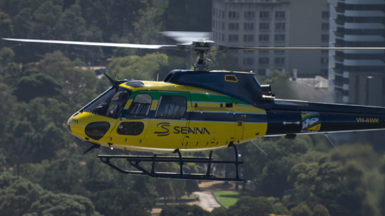 Helicóptero com as cores do capacete de Ayrton Senna sobrevoa circuito na Austrália